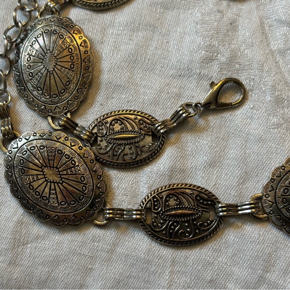 Vintage-Inspired silver tone Medallion Chain Belt - size small - Picture 4 of 4